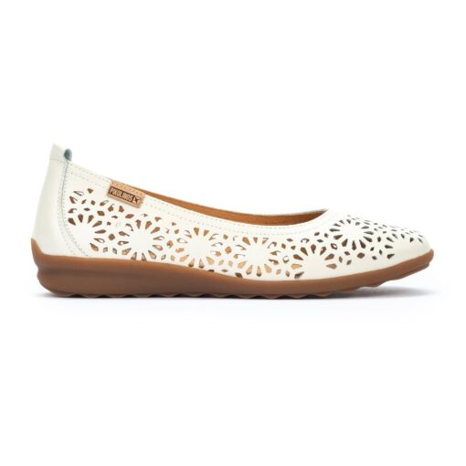 Pikolinos Women’s Alcoi Ballet Flat featuring a sleek leather upper, slip-on design, and a 3 cm heel for stylish comfort and versatility.